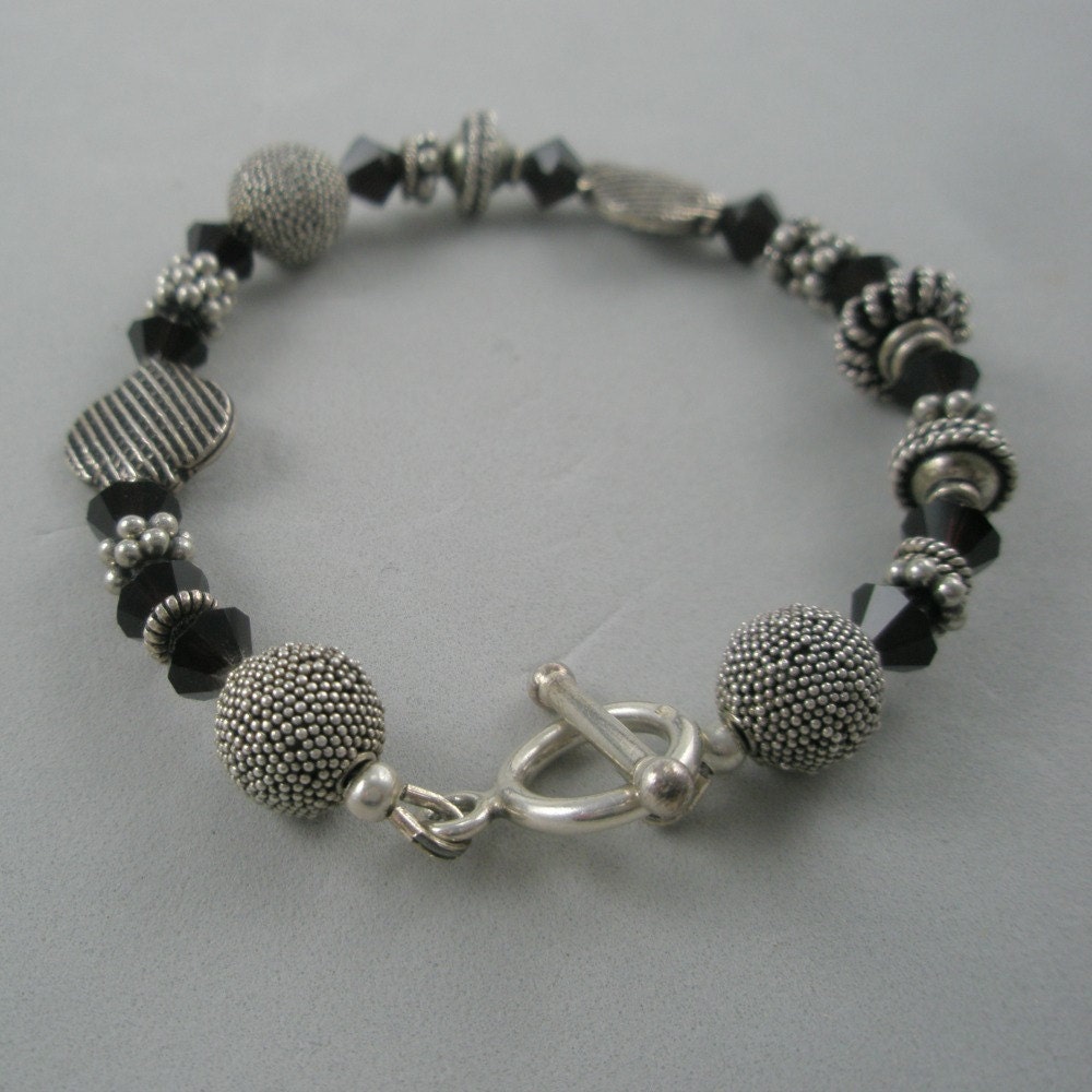 stoneberri's tweet image. Silver and Cranberry Bracelet tuppu.net/61827f6b #Etsy #Stoneberri #ToggleClosure