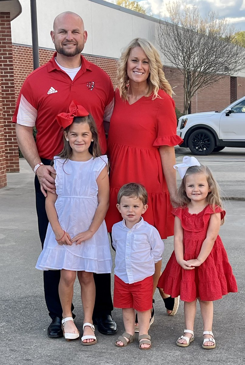 CoachChesshir's tweet photo. Thank you @spcsdrattlers for a great 1st day as a Rattler! Thank you Murfreesboro for welcoming my family with an awesome meet and greet! Thank you @Davey_Jones_17 @TanyaWilcher @HogFanSully for putting on a great event! It is a great day to be a Rattler! https://t.co/FHq0RQ4s8c