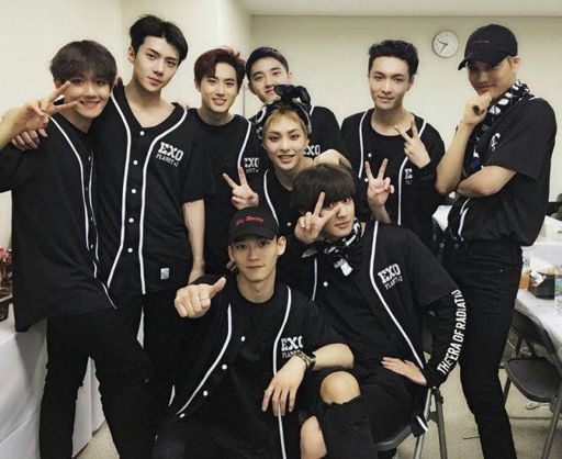 npomvtt's tweet photo. Lay do EXO posta carta de agradecimento dos 10 anos do EXO, e anuncia saída da SM.

"Mas eu sempre serei o Lay quando meus membros precisarem de mim" https://t.co/ihnMaALOVm