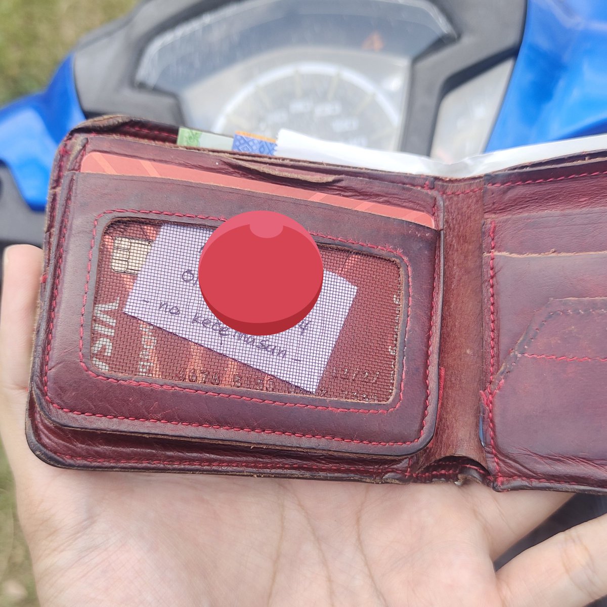azalisaim224's tweet photo. Aku ni jenis ke mana pun mmg naik motor. Jimat 

Kisahnya ketakutan aku ialah bila aku keluar, akhirnya tak balik². Kt rumah anak bini menunggu

Amalan aku, kt wallet aku ada 1 paper tertulis nama &amp; no wife

Kenapa aku buat benda ni?
Thread pesanan sesama rider 💥🩸 https://t.co/RgxqEuQ0sP