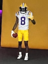 DariusGross9's tweet photo. Great visit at LSU yesterday!! @F3Elite7v7 @LSUfootball @On3Recruits @CoachBrianKelly @coachsimoneaux @GenLouisiana https://t.co/CiP3OdL8gH