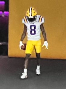 DariusGross9's tweet photo. Great visit at LSU yesterday!! @F3Elite7v7 @LSUfootball @On3Recruits @CoachBrianKelly @coachsimoneaux @GenLouisiana https://t.co/CiP3OdL8gH