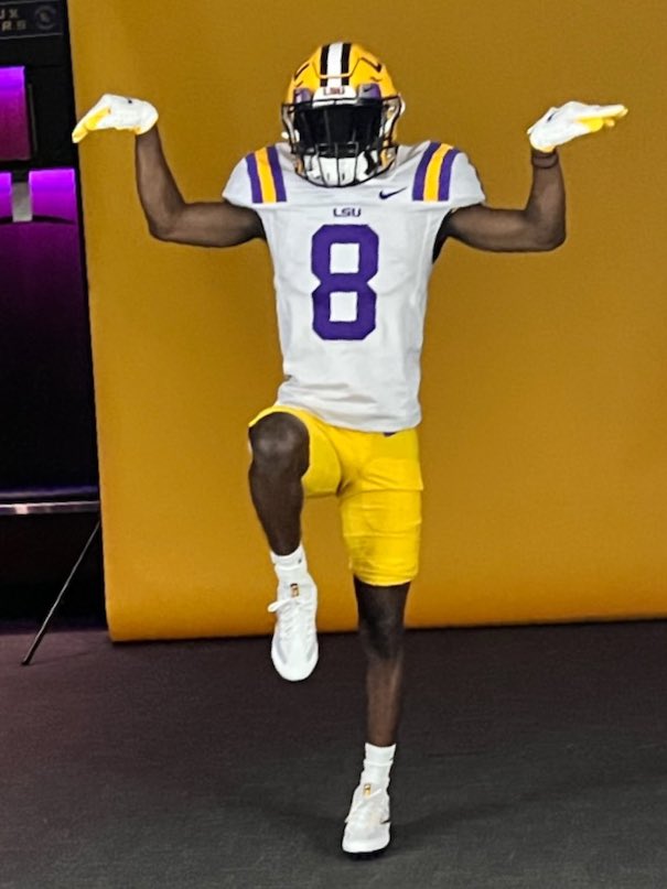 DariusGross9's tweet photo. Great visit at LSU yesterday!! @F3Elite7v7 @LSUfootball @On3Recruits @CoachBrianKelly @coachsimoneaux @GenLouisiana https://t.co/CiP3OdL8gH
