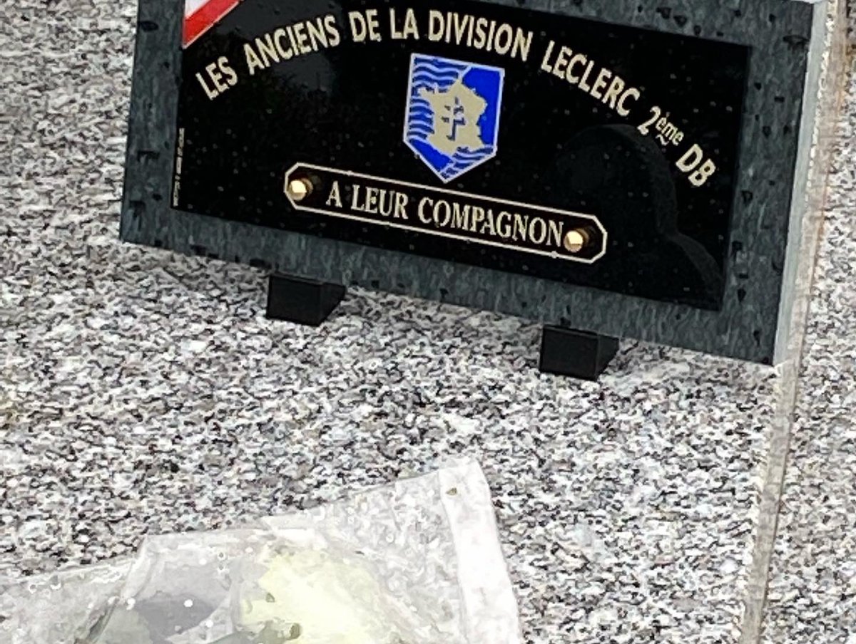 SylvainWaserman's tweet image. Toute petite cérémonie hier en mémoire de Raphaël Gomez, ancien de la 2eme DB, héros d’une époque où il y avait la guerre en Europe. Une époque si lointaine et pourtant aujourd’hui si proche, quand des civils meurent sous les bombardements en Europe.  #2emedb #guerreenukraine