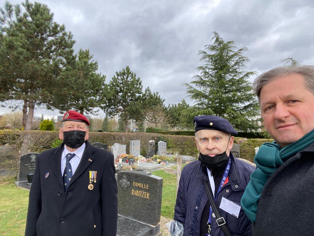 SylvainWaserman's tweet image. Toute petite cérémonie hier en mémoire de Raphaël Gomez, ancien de la 2eme DB, héros d’une époque où il y avait la guerre en Europe. Une époque si lointaine et pourtant aujourd’hui si proche, quand des civils meurent sous les bombardements en Europe.  #2emedb #guerreenukraine