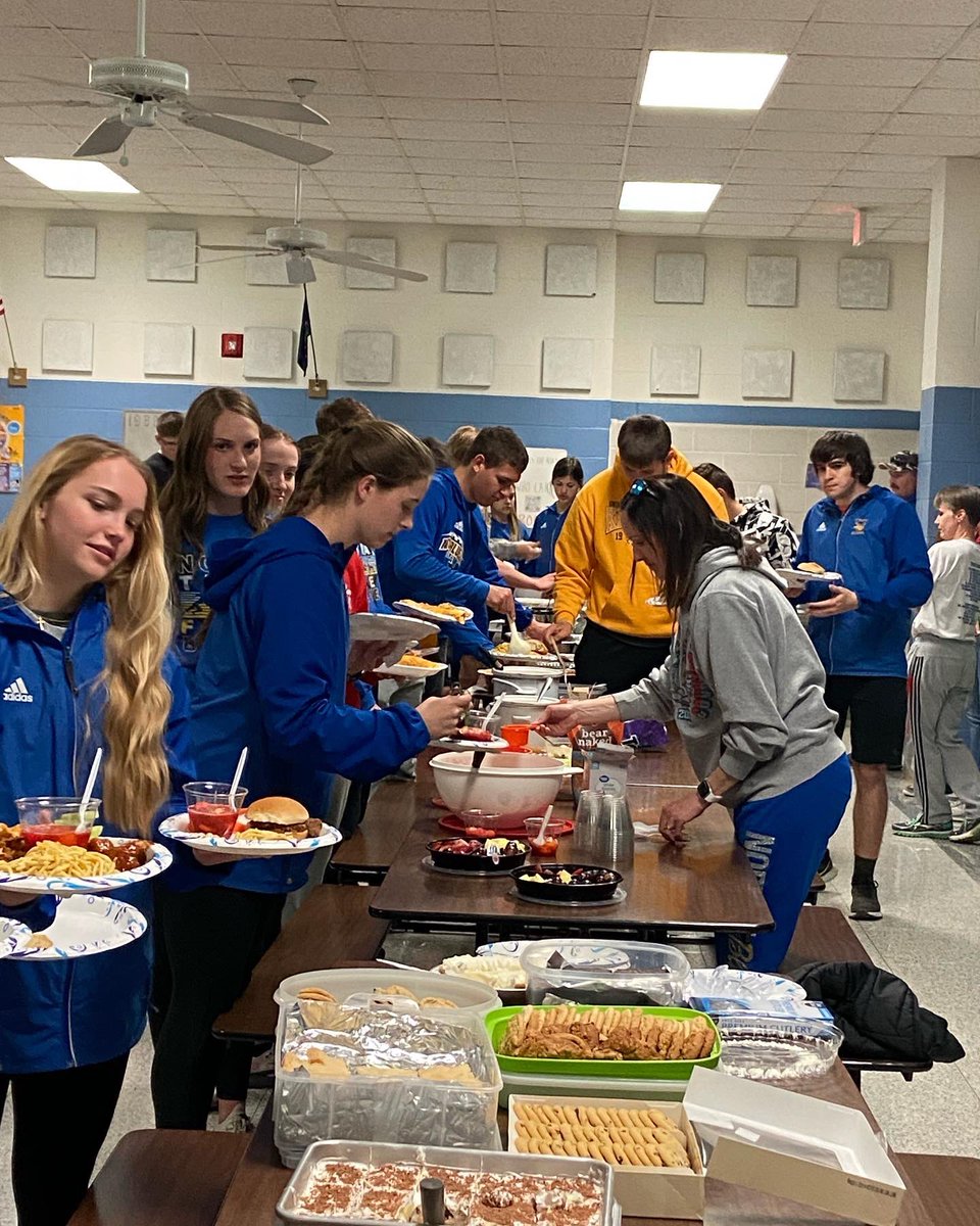 BlueJCoachJones's tweet photo. Big shout/THANK YOU to all who helped prepare an amazing meal for us 2nite before we kick off track season tomorrow at the Norton Invite. You will never know how meaningful your involvement/support of our program is to both your kids and to our team. #BLUEJAYSTOGETHER https://t.co/WqVkK4DXSp