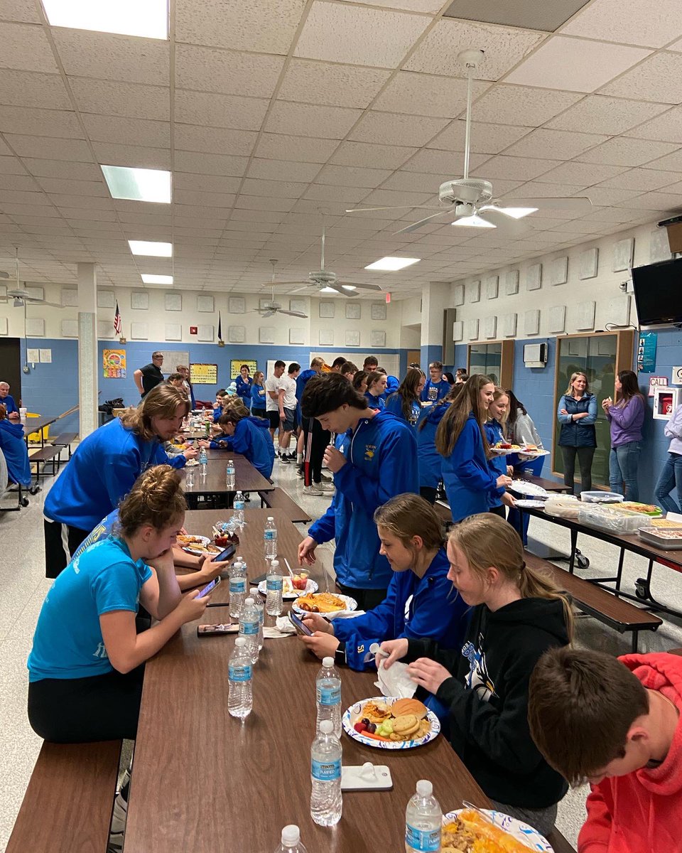 BlueJCoachJones's tweet photo. Big shout/THANK YOU to all who helped prepare an amazing meal for us 2nite before we kick off track season tomorrow at the Norton Invite. You will never know how meaningful your involvement/support of our program is to both your kids and to our team. #BLUEJAYSTOGETHER https://t.co/WqVkK4DXSp