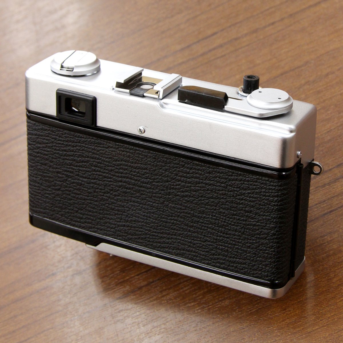 champcamera's tweet photo. #OLYMPUS #35ED（オーバーホール済）￥22,000 by #青葉台 店

コンパクトな #レンジファインダー機。絞りとシャッター速度はカメラ任せなので、じっくりピント合わせに専念できます。整備済個体。
※電池はNR52。アダプターをご利用ください！（別売です）

#OLYMPUS35ED
https://t.co/wCv6fdCiqZ https://t.co/57axEQLAQ8