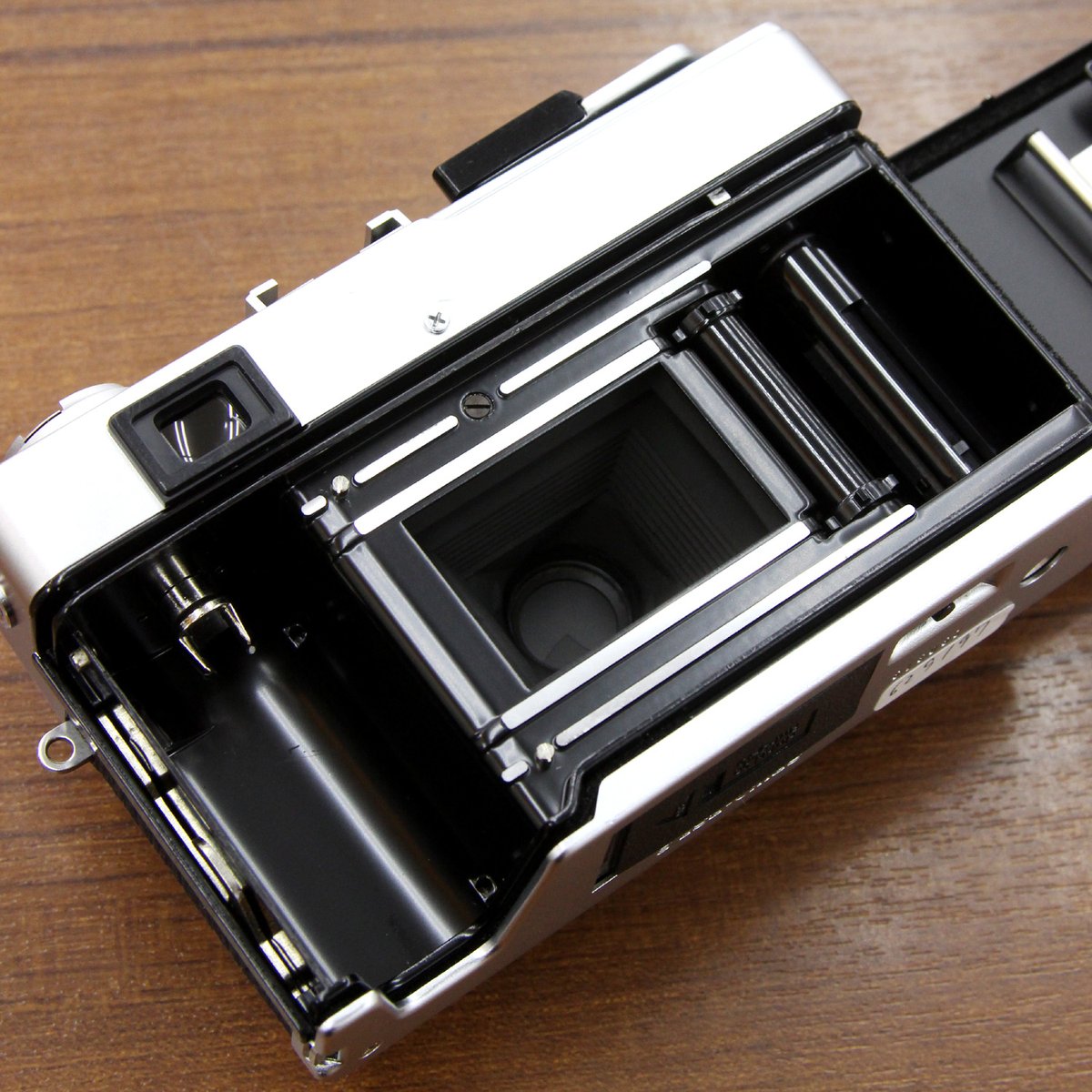 champcamera's tweet photo. #OLYMPUS #35ED（オーバーホール済）￥22,000 by #青葉台 店

コンパクトな #レンジファインダー機。絞りとシャッター速度はカメラ任せなので、じっくりピント合わせに専念できます。整備済個体。
※電池はNR52。アダプターをご利用ください！（別売です）

#OLYMPUS35ED
https://t.co/wCv6fdCiqZ https://t.co/57axEQLAQ8