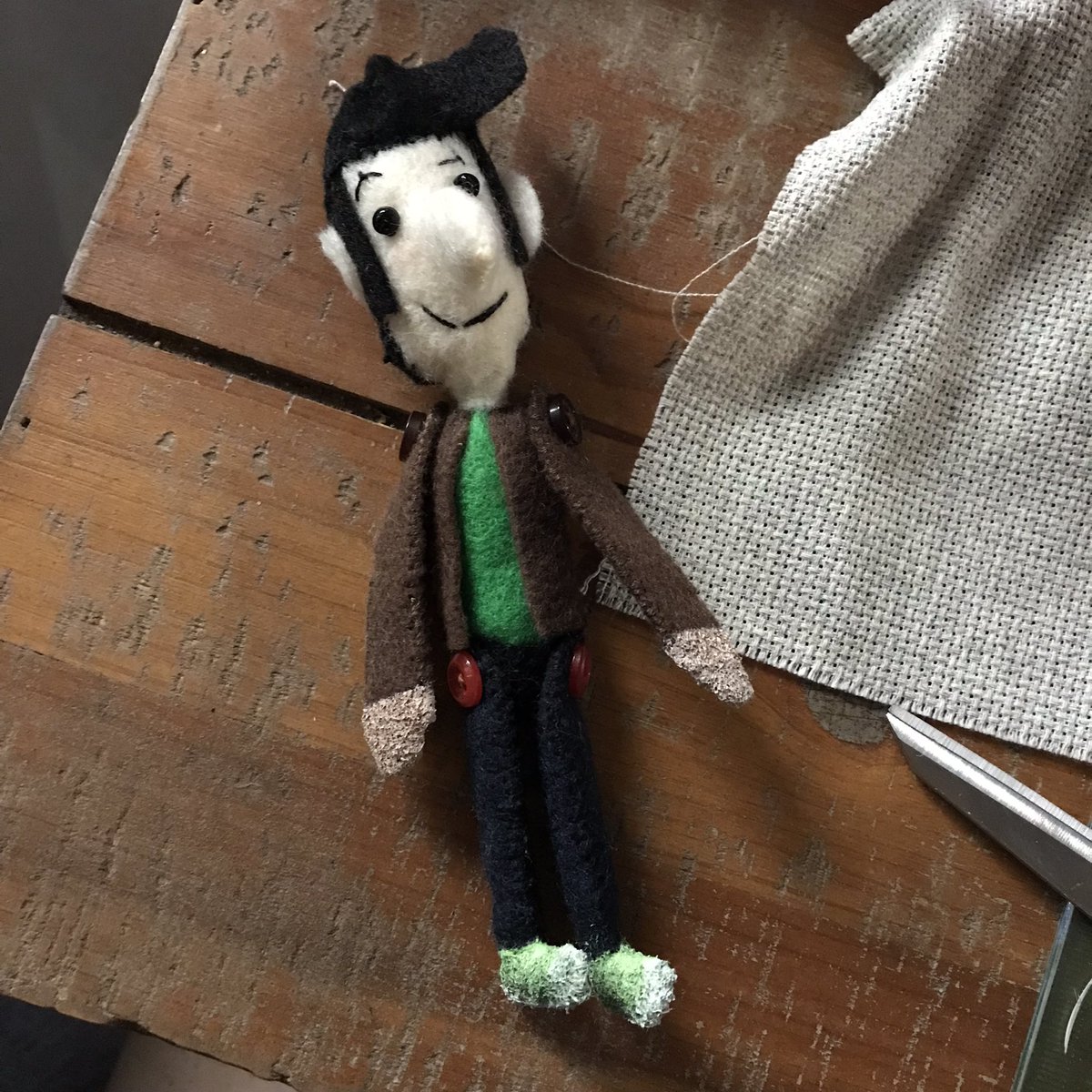 Sberryslothcake's tweet photo. I made this for the super awesome @_indigoed_ of their oc Julien! 💜(The red buttons are his apples he keeps in his pockets hehe) https://t.co/DwwtErY4g0