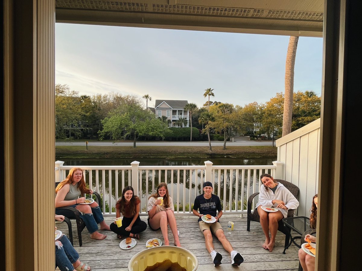 EliseBright16's tweet photo. My fam came to visit! https://t.co/2zv9rLr0BT