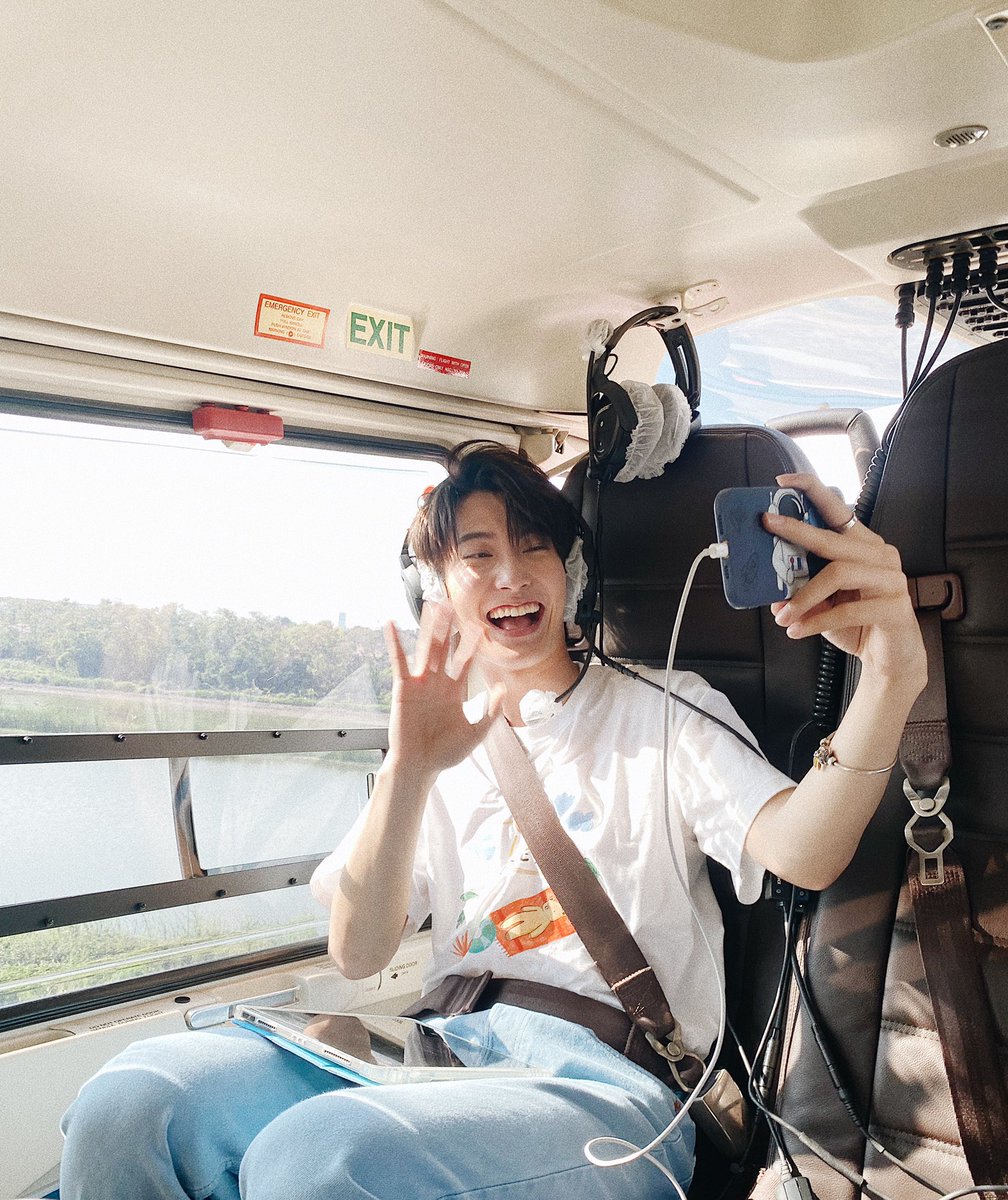 Sixsuperstars's tweet photo. จริงๆแล้ว คนที่ตื่นเต้นที่สุดในการขึ้น Helicopter ที่ผ่านมาคือคุณฉลองรัฐ คือสานฝันวัยเด็ก 100% เพราะเฟริสท์จะชอบดูคอปเตอร์เวลาบินผ่าน ชอบพูดว่าอยากลองนั่งมากๆ เขาขึ้นไปทำอะไรกันอะพี่ มันบินได้เร็วมั้ย ฯลฯ เลยคิดว่าปีนี้แหละต้องได้นั่งซักครั้ง #First_Chalongrat #รักแรกของเฟริสท์ https://t.co/fVaXZc6ZMU