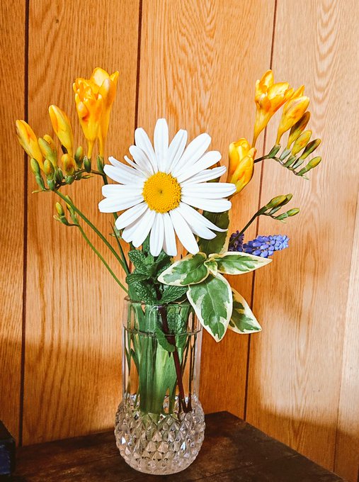 家族が生花持ってきて入れ替えてった 扱いきれねえよ〜〜!! 