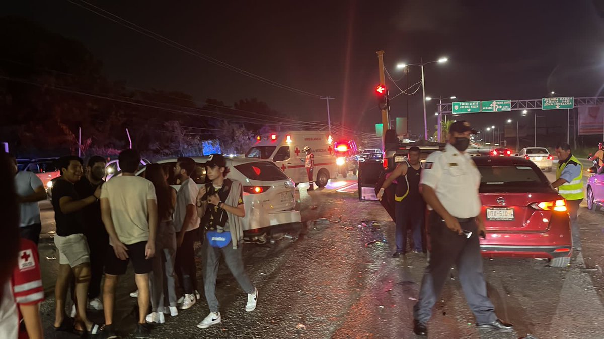 TransitoBJ's tweet photo. ¡Atención! 

Se Reporta un hecho de tránsito entre tres vehículos en la avenida Luis Donaldo Colosio a la altura del retorno  San Jhon`s.

Disminuya su velocidad al tomar esta vía. https://t.co/6NJZZbp1Av