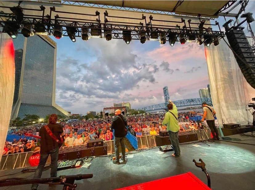 jakegordon's tweet photo. Thanks to everyone who rocked out in Downtown tonight to @SisterHazelBand &amp; @SpinDoctorsBand!!! What a start to 2022 #JaxRiverJams Presented by @OfficialVyStar! Thx to @CityofJax &amp; all our sponsors &amp; supporters for helping make it happen! #goodiseverywhere #embracetheriver #dtjax https://t.co/SvnK6o20KM