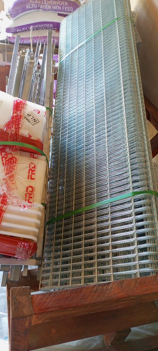 Mahlalelavgmai1's tweet photo. We started with 70 layers in 7months ago, we carry on to add 230 layers and make it 300 In total. We started building another coop and we expecting 200 layers soon. The cages were received yesterday. Thank you for the support n advices. God is great it's possible Darky🙏 Saf-farm https://t.co/iSQX2W8ik3