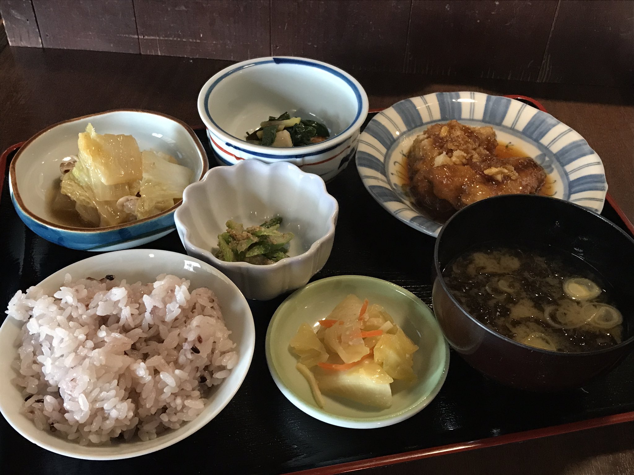 北海道食い道楽グルメ紀行 Pa Twitter 函館市 辺見旅館 おまかせランチ 毎週水 金曜日限定 12 00 14 00まで 美味しいお魚がメインの和食です 身体に優しい バランスのとれたランチです 今日の魚は サバのみぞれ煮でした 函館市 ランチ 辺見旅館 T