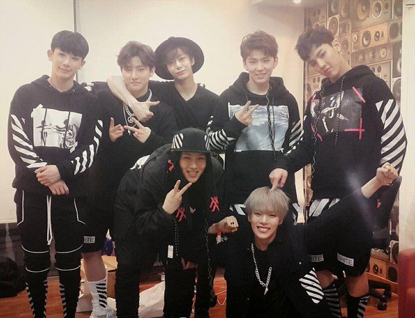 IMwolfgirl's tweet photo. 5 anos acompanhando esses dois grupos, já chorei, já sorri 🥺 cara sou grata por ter conhecido vcs e por ser Monbebe e Exol. Amo demais #MonstaX7forever e #EXO9forever https://t.co/DOn7o9gCaX