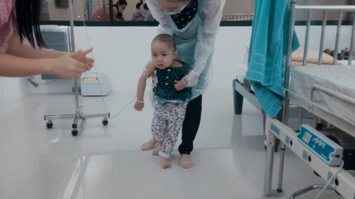 NetflixFR's tweet photo. Leur fille décède du cancer le plus meurtrier au monde. Ils décident de la cryogéniser en espérant que des technologies du futur la ramèneront un jour à la vie. 

En t’attendant, l’espoir figé, un documentaire poignant de Pailin Wedel, c’est dispo. https://t.co/MBhAp6gQLF