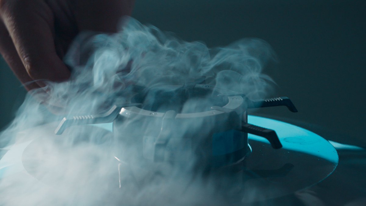 NetflixFR's tweet photo. Leur fille décède du cancer le plus meurtrier au monde. Ils décident de la cryogéniser en espérant que des technologies du futur la ramèneront un jour à la vie. 

En t’attendant, l’espoir figé, un documentaire poignant de Pailin Wedel, c’est dispo. https://t.co/MBhAp6gQLF