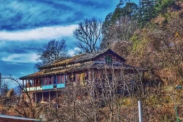 kailashathv's tweet photo. our guide cum cook who prepares lunch over wood fire,while you sit by the river. Any anglers there? Indulge yourself in #troutcatch . Thinking of a live barbecque with wine?Just what we do for our guest.#kasol #nature #naturewalk #himalaya #parvativalley #forest #himachalpradesh https://t.co/qPshTerjyQ