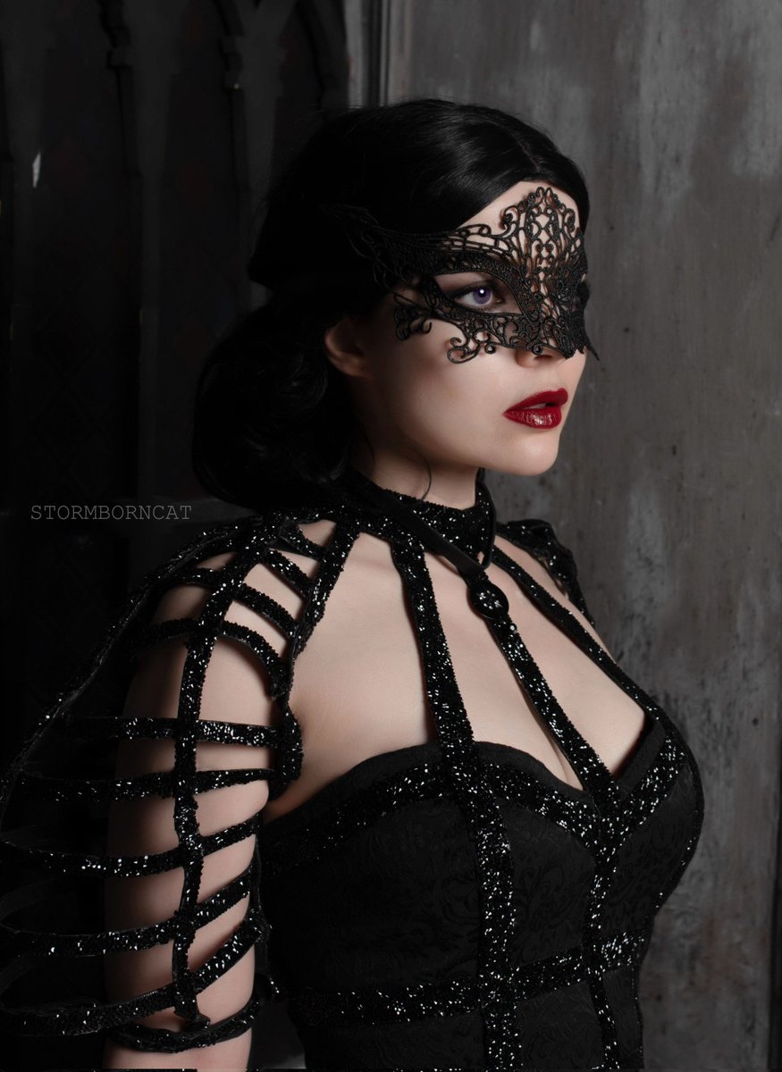 gracepotato8's tweet photo. Show me your 🖤 and I'll take off my mask.

Yennefer by @stormborncat

#witchernetflix #YenneferofVengerberg @netflix @witchernetflix https://t.co/EWwnOoZMhM