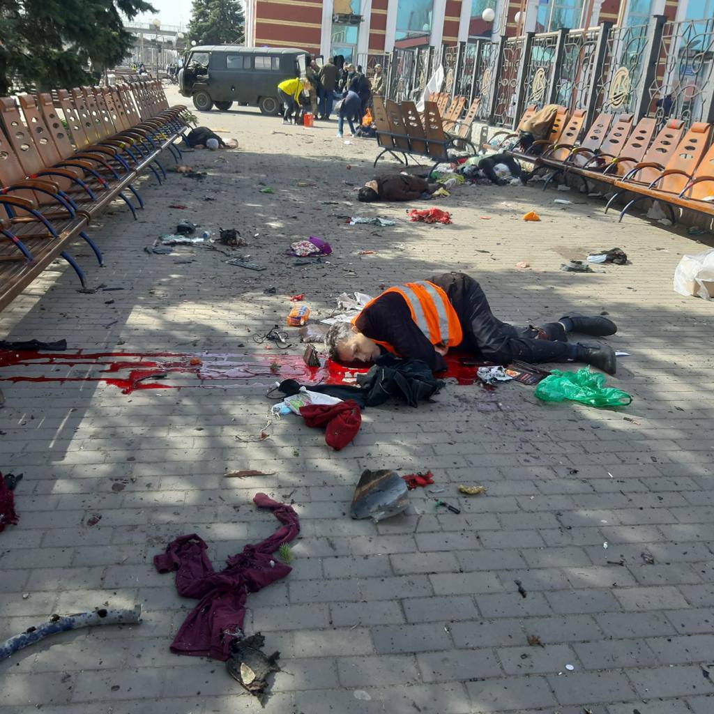 oldmelanholic's tweet photo. ❗tw blood❗

a few hours ago russian occupiers attacked rail station in Kramatorsk were was thousands of civilians who become to evacuate to most safety city's

more than twenty people died, more than hundred - wounded https://t.co/bp5ahR67IO