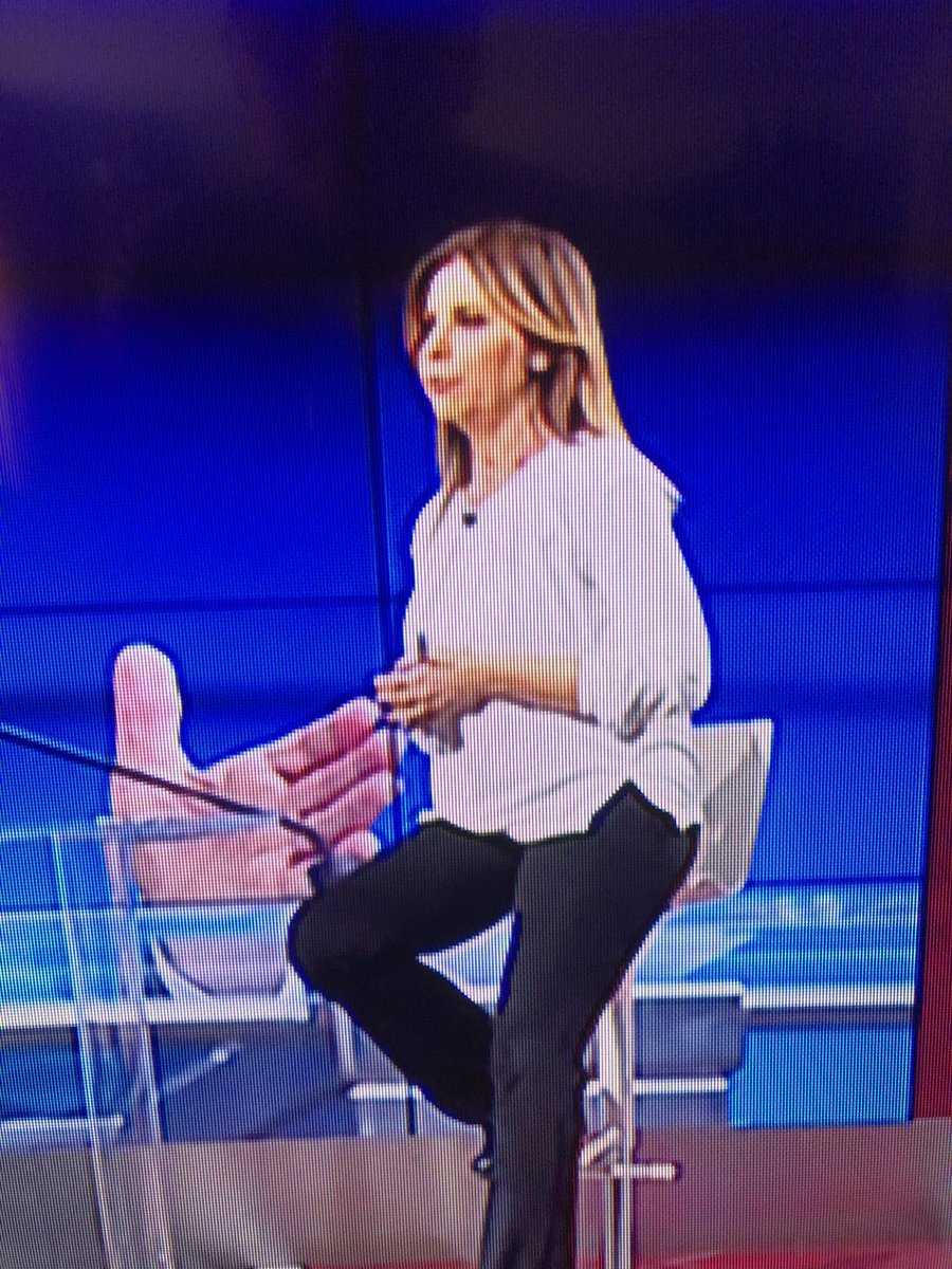 #tg2italia @marziaroncacci  dura rigida non accogliente... Bocca che scivola.. che hai fatto???