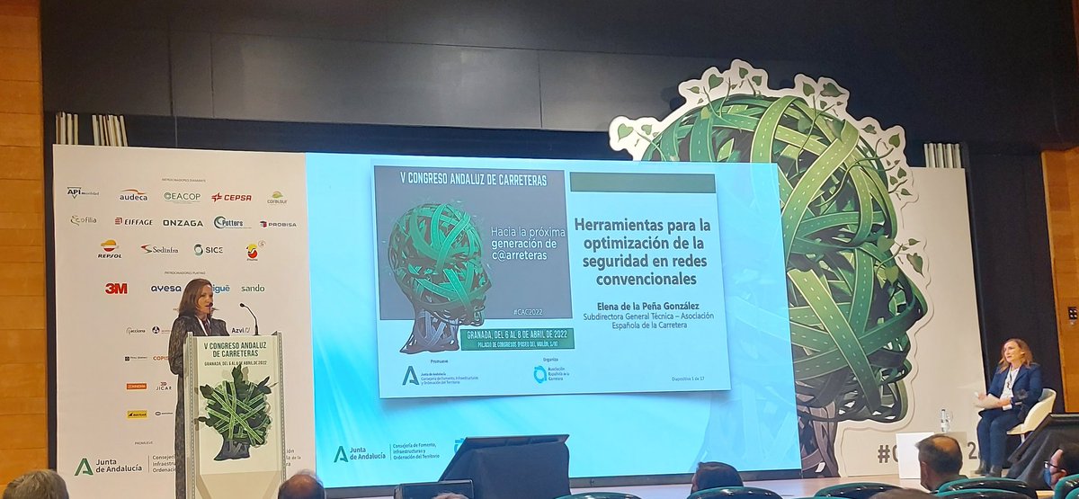 javloma's tweet photo. Ponencia de Dª Elena de la Peña, Subdirectora General Técnica  por la @aecarretera que presenta las herramientas para la optimizacion de la seguridad en las redes locales en el  #CAC2022 de #granada https://t.co/xbS83XBbh4