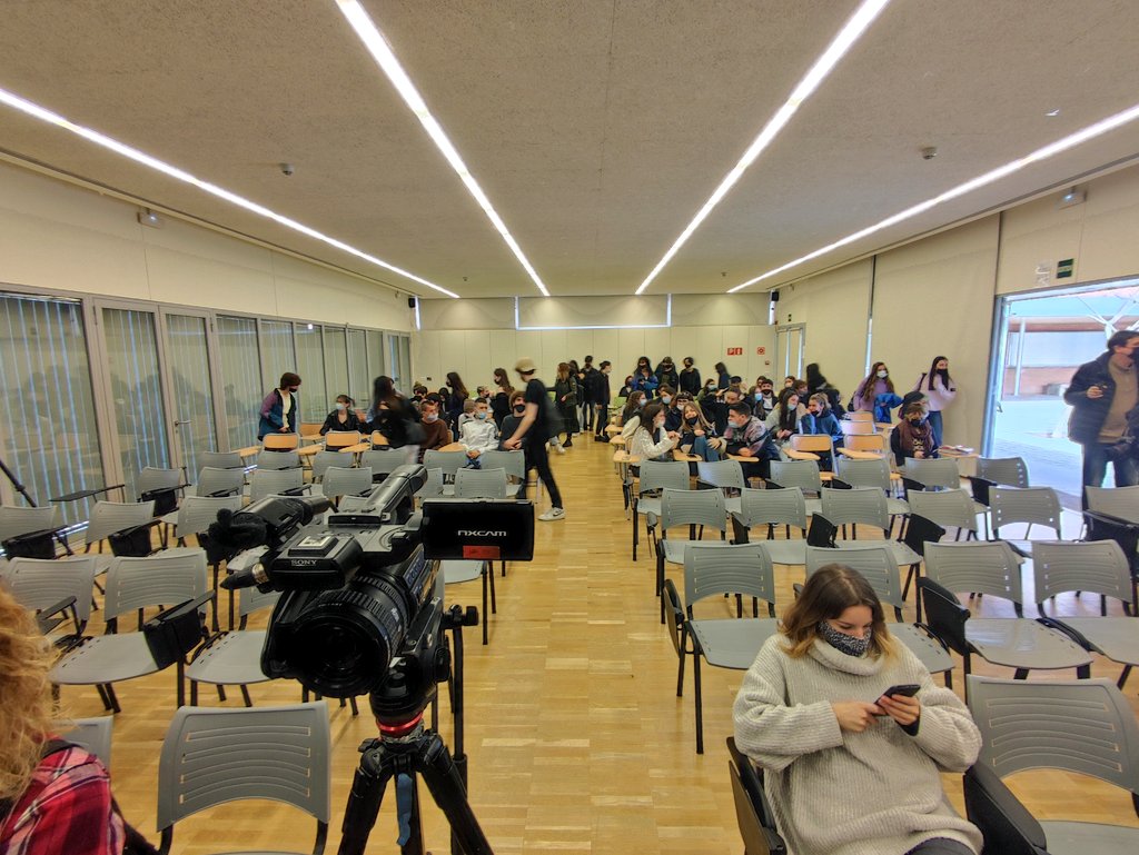 Girona_Cat's tweet photo. 🌺 🎥  A punt per emetre en directe des d’Instagram la descoberta del cartell de Girona, Temps de Flors 2022 👉  https://t.co/HdPGAiloG0 | #TempsdeFlors https://t.co/iiz18GwYk6