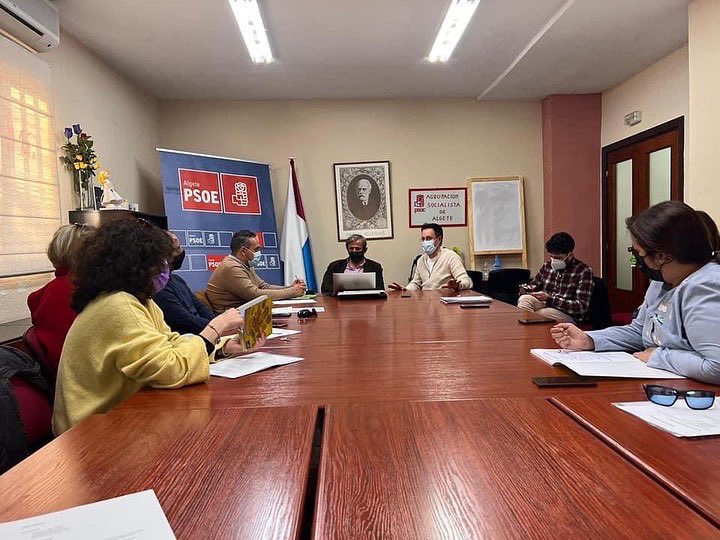 PSOEdeAlgete's tweet photo. 🔴 Durante la reunión de ayer de la ejecutiva de @PSOEdeAlgete , celebramos las incorporaciones de seis nuevos militantes ilusionados en colaborar en propuestas para mejorar nuestro pueblo 👏
Continuamos luchando por y para Algete🌷
#Algete/♥️
#Algeteavanza https://t.co/3FCKvHi2oc