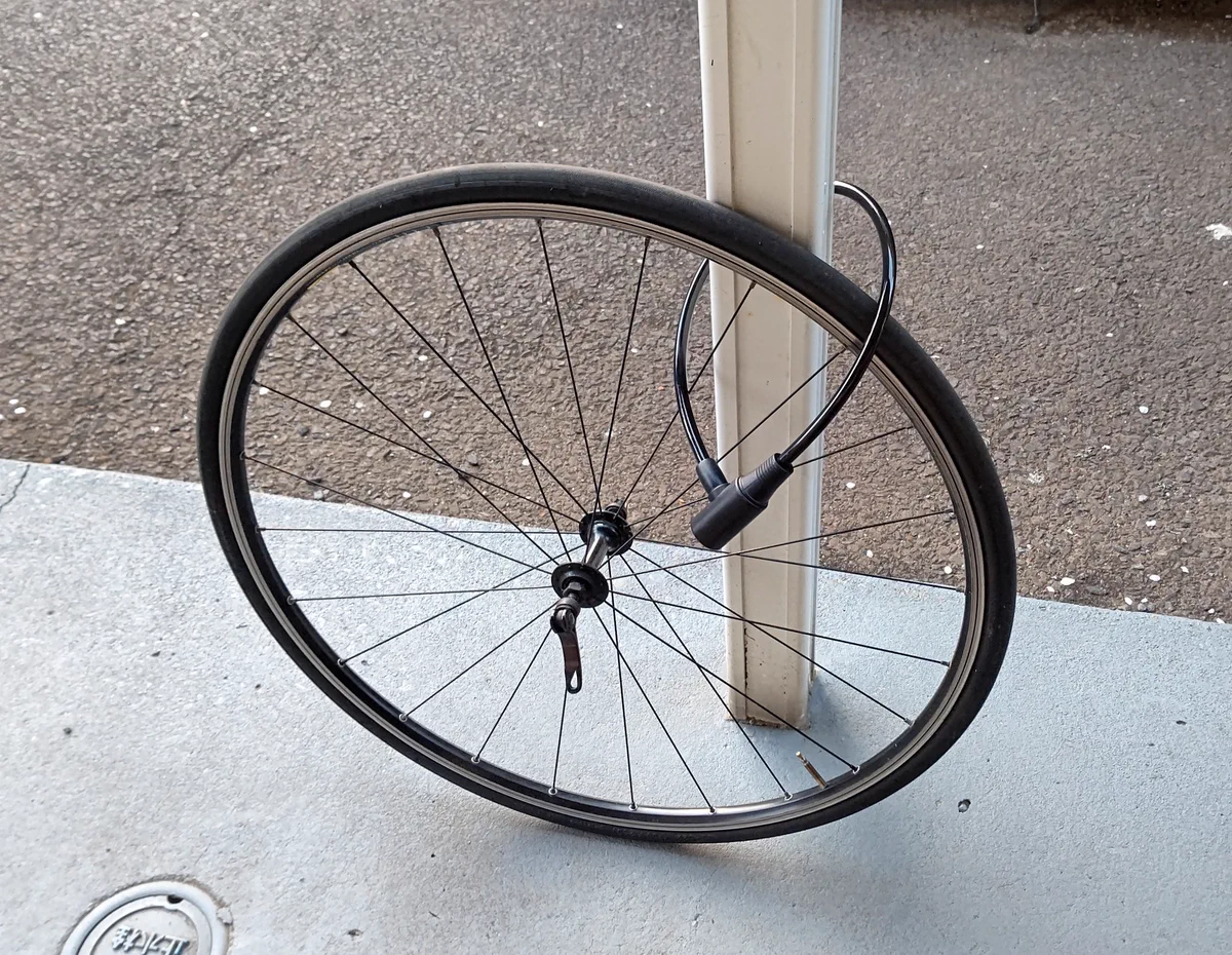 唖然・・残っていたのは自転車の前輪だけ