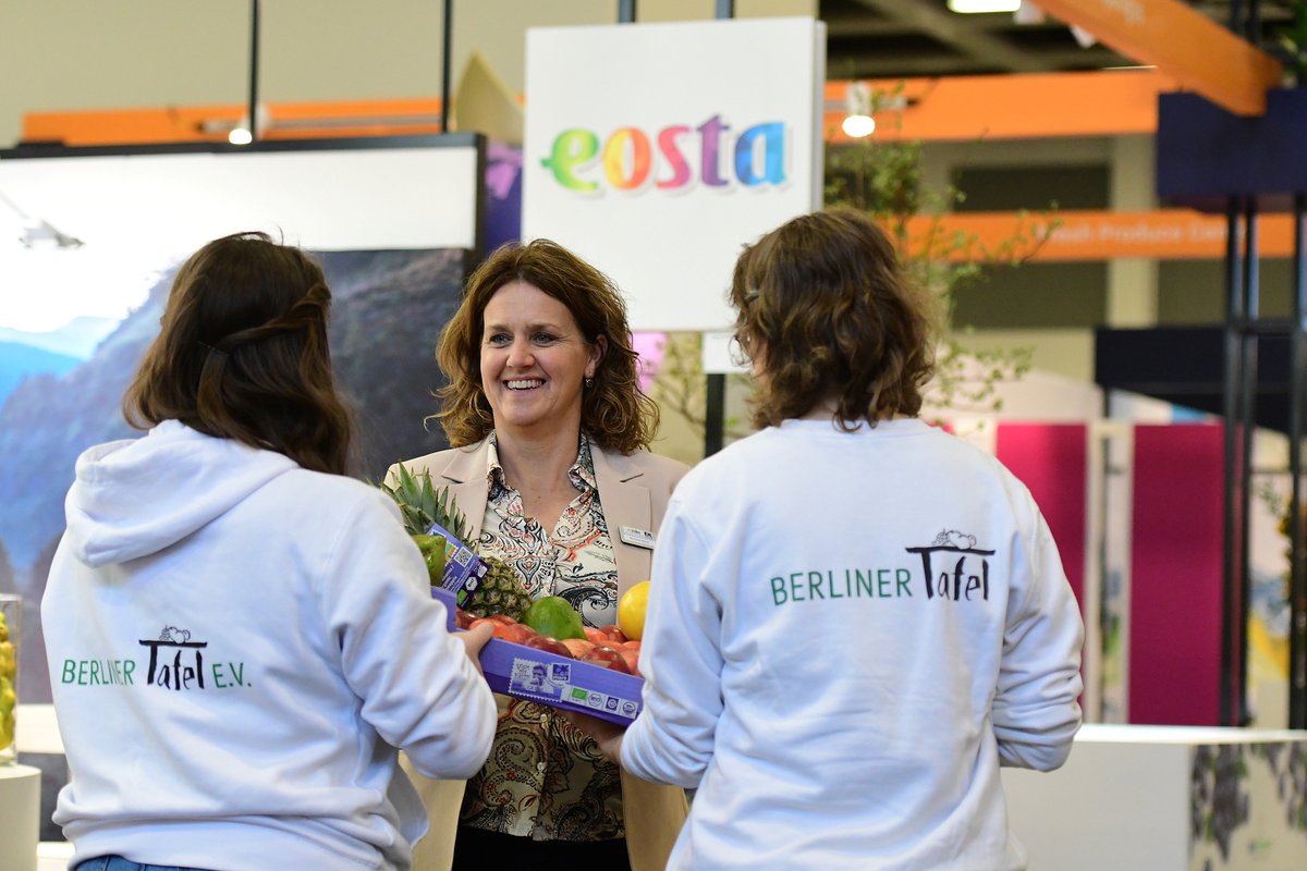 Fruit_Logistica's tweet photo. We value our exhibitors’ products. Reducing food waste is a common responsibility. That’s why fruits and vegetables from FRUIT LOGISTICA are being donated to @BerlinerTafel. Thanks for supporting Berliners in need ❤️ #fruitlogistica2022 https://t.co/JoeT4EiAnX