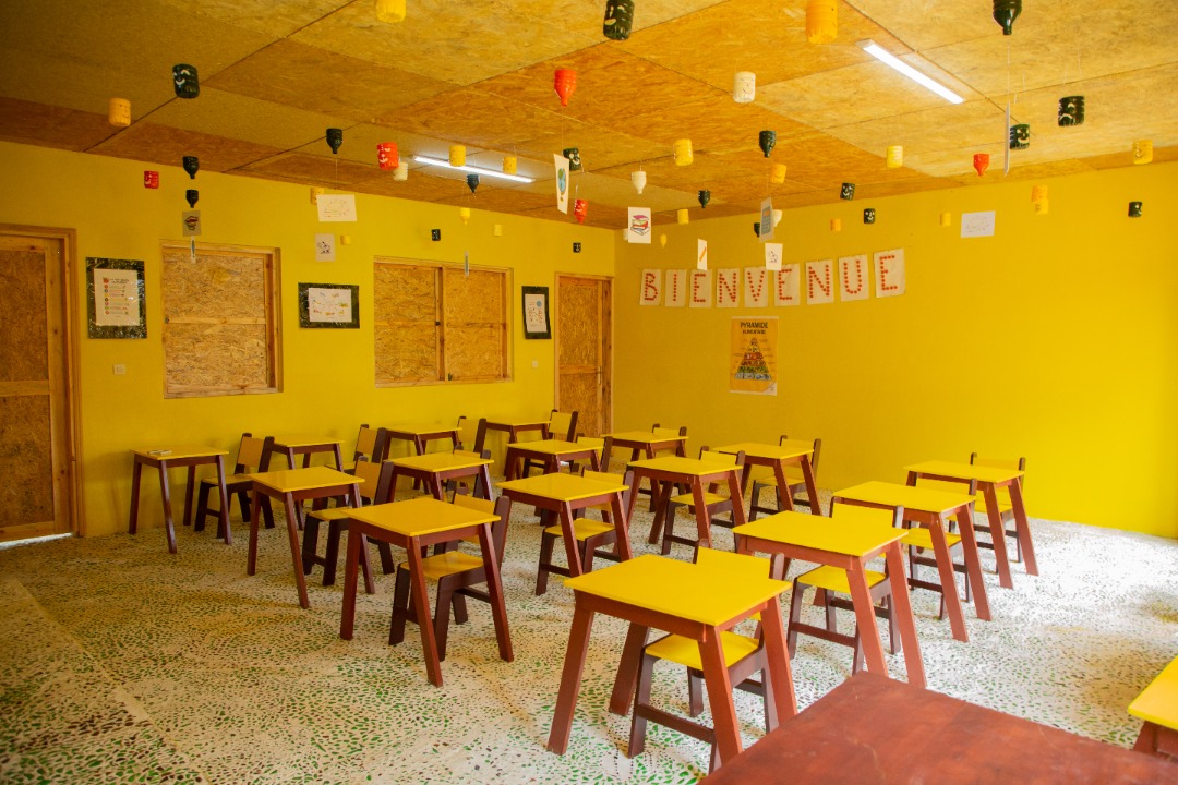 edithbrou's tweet photo. Abidjan 🇨🇮: Inauguration d’une SALLE DE CLASSE ÉCOLOGIQUE construite entièrement avec des déchets plastiques recyclés à l'Ecole Régionale de Treichville.
C’est une initiative de Nestlé avec sa marque NIDO. 
Pour info, la classe écologique sera dédiée aux cours préparatoires. https://t.co/5LwmZxqhrw