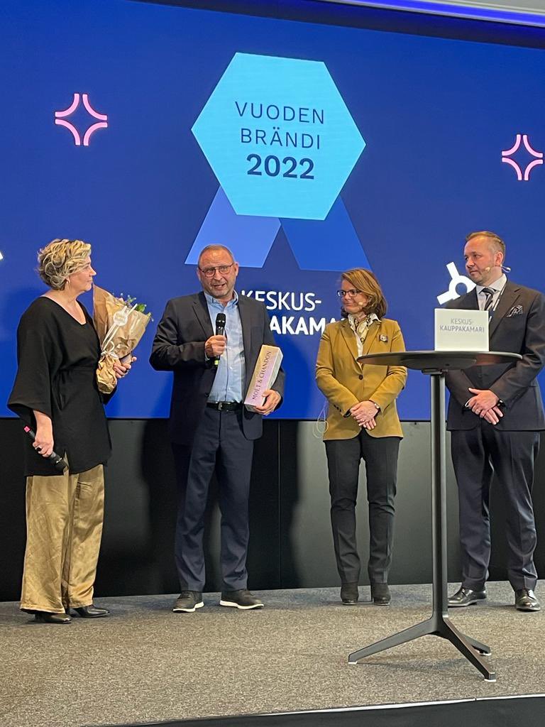 Kiitos <a href="/K3FIN/">Keskuskauppakamari</a> 🏆 Ihan mielettömän hienoa, että raati halusi antaa näin merkittävän palkinnon pk- yritykselle ja haluaa kannustaa näin pk-yrityksiä brändin rakennukseen ja vastuulliseen, pitkäjänteiseen brändityöhön. #vuodenbrändi2022 <a href="/LapuanKankurit/">Lapuan Kankurit</a>