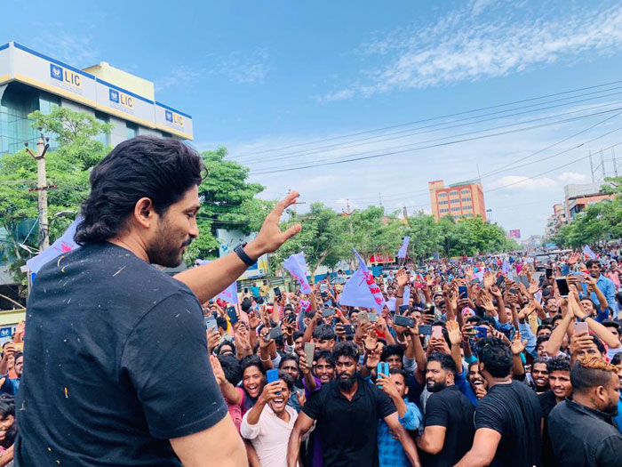 TrendsAlluArjun's tweet photo. @alluarjun LOVE YOU ANNAYA !!!! ❤️

#HappyBirthdayAlluArjun https://t.co/Z6fBO7FZlC