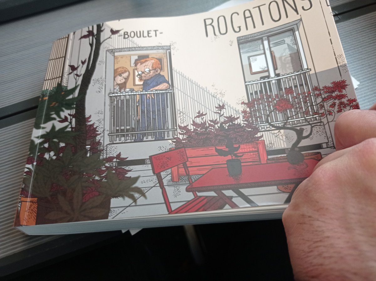 ttoine's tweet photo. En train de me bidonner dans le train.
Avec les gens qui me regardent sans trop comprendre.
Merci @Bouletcorp, vraiment. Et continue à nous faire marrer.
#rogatons @exemplaire_ed https://t.co/p0lG5dYzoW