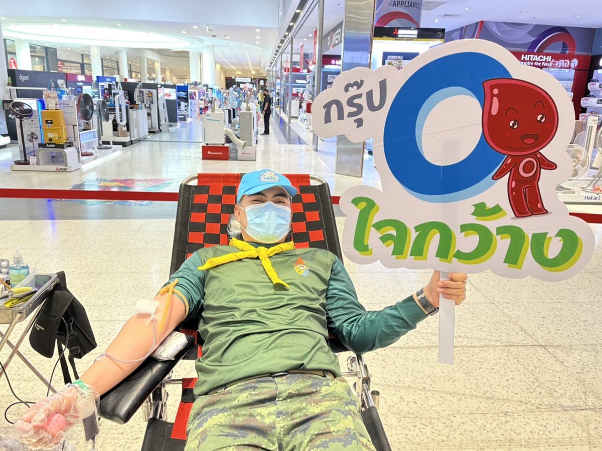 rrtc21's tweet photo. เมื่อวันที่ 8 เม.ย. 65 เวลา 1030 ศฝ.นศท.มทบ.21 ได้จัดกำลังพลจิตอาสาพระราชทาน จำนวน 15 นาย ร่วมบริจาคโลหิตและอวัยวะโครงการ M HEART "สายโลหิต สายวจ 100 ล้าน ซีซี เติมน้ำใจด้วยโลหิต ช่วยชีวิตด้วยใจ"  ณ วาไรตี้ฮอลล์ เดอะมอลล์นครราชสีมา  กำลังพลสามารถบริจาคโลหิตรวมเป็น 5,200 ซีซี https://t.co/846G6raV37