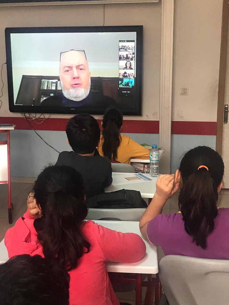 Bugün 5. Sınıf öğrencilerimiz,
"Çevirici Dede" kitabının değerli yazarı Hikmet Temek Akarsu ile keyifli bir okur-yazar buluşması gerçekleştirdi ve merak ettikleri soruları değerli yazarımıza sorma fırsatı buldu.💐💐
#yazarbuluşması #sanliurfa #ugurokullari #ugurluolmak