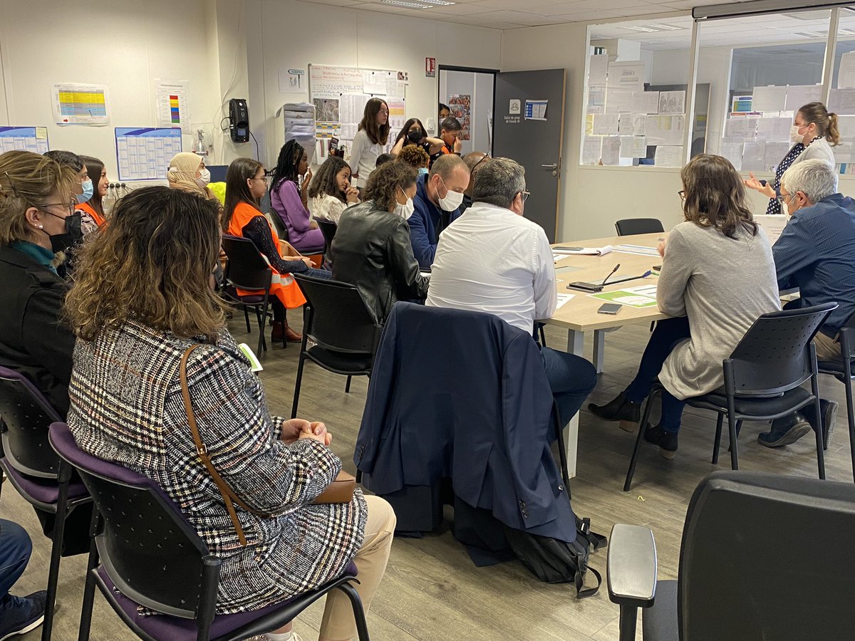 La cérémonie de clôture du stage de 4e avec les cordées de la réussite du #collège Alain <a href="/SaintFons/">Saint-Fons ma ville</a>, organisé par <a href="/FACEGrandLyon/">FACE Grand Lyon</a> au sein de <a href="/GRDF/">GRDF</a> débute. Les collégiens vont avoir l’occasion de restituer leur projet sur le #biomethane, énergie d’avenir.
#gazvert #avenir #stage