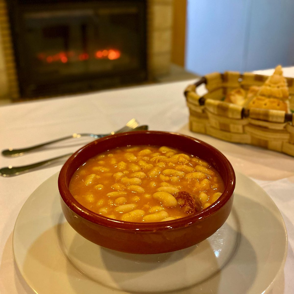 Ver esta foto y pensar: "¿A quién no le va a gustar un plato de alubias de <a href="/leguminor/">Legumbres Leguminor</a> con chorizo?" 🤤

📷 bit.ly/3LyCs0e