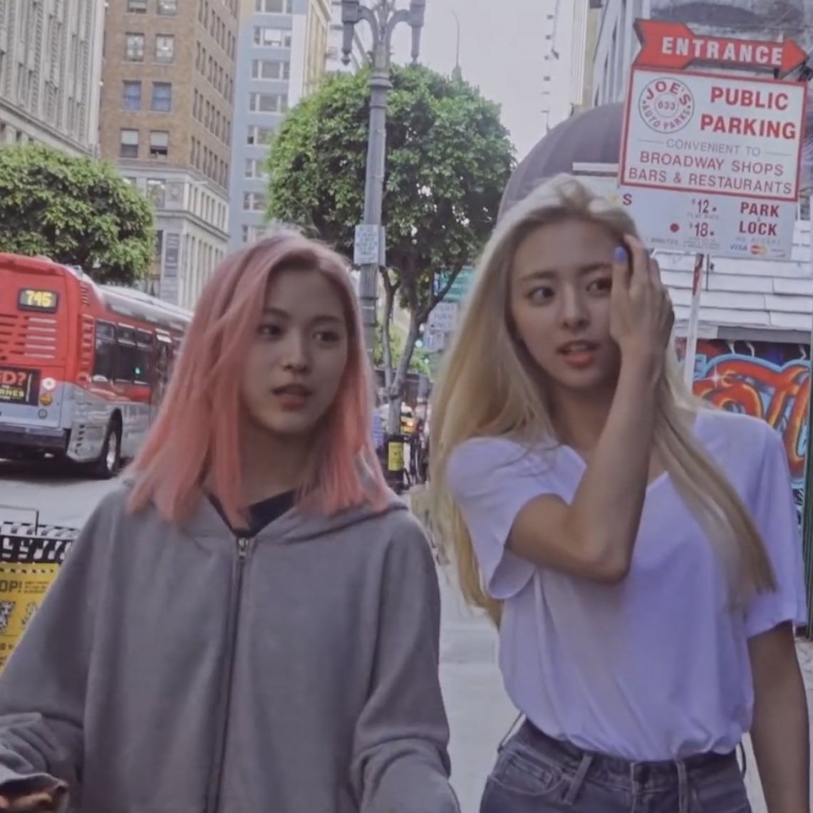onlyforRyujin's tweet photo. ryujin and yuna’s height difference is really cute 😭 https://t.co/orgN5xncLG