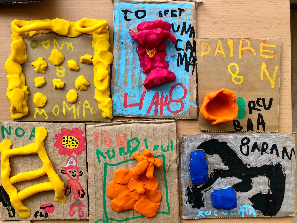 EscolaSamuntada's tweet image. #COSART Aquí hi ha tots els llenguatges: color, volum, grafia, dibuix, paraula, matemàtica, consciència d’espai, reciclatges. #Menudes5anys #Menuts #TreballdelCos @AmpaSamuntada @aliancesmagnet