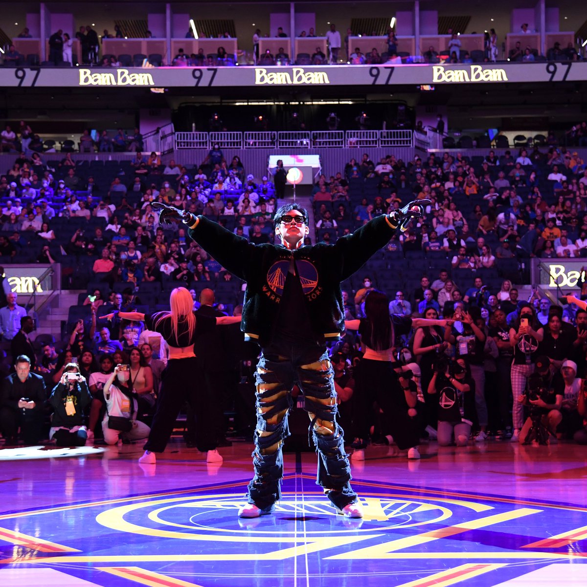 ChaseCenter's tweet image. The first K-Pop artist to perform at halftime AND the first time @BamBam1A performs WHEELS UP 👏

#BamBamxGSW