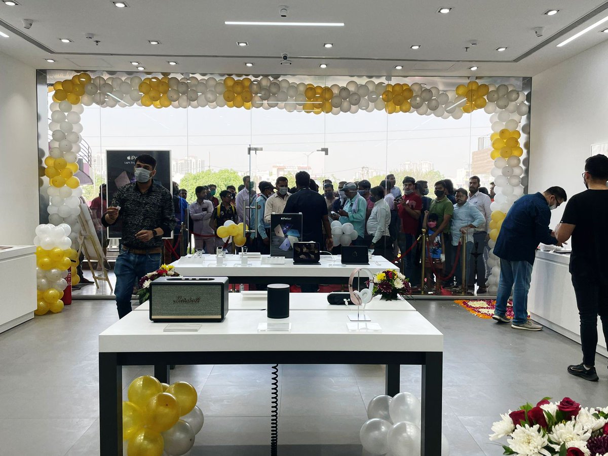 ImagineApplePR's tweet photo. Join us in the most awaited launch of the town, The wait is almost over! We are about to open the gates.

We welcome you to the grand opening of our fourth store in Gurugram!

Become a part of our celebrations with the grand offers we have for you.

📞 82874-82874

#IRISBroadway https://t.co/aFLOOupFd5