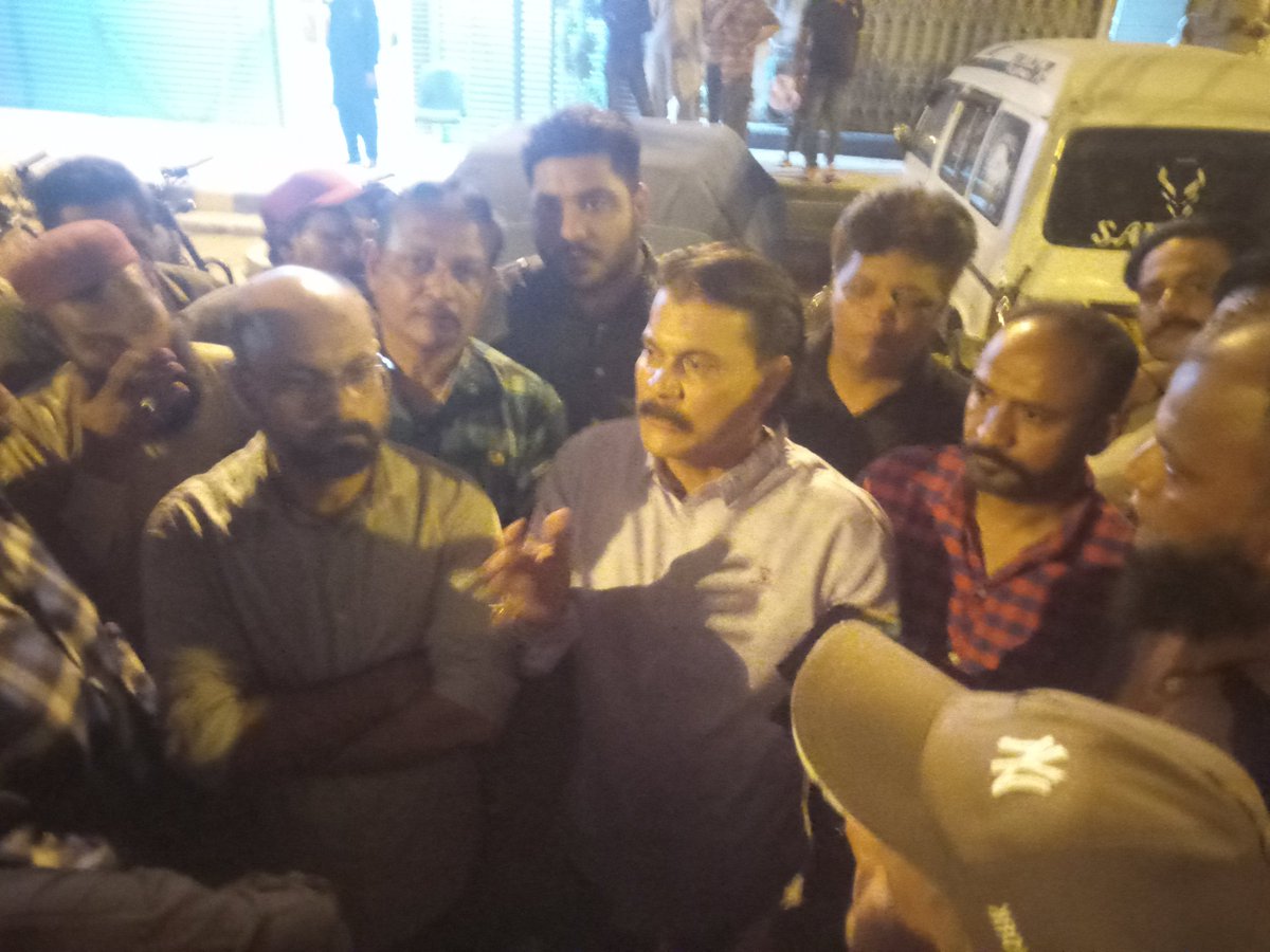 Surjanitown1's tweet photo. سپریم کورٹ کے فیصلے کے بعد عارضی مرکز بہادر آباد پر جشن کا سماء. سرجانی ٹاؤن آرگنائزر واراکین ٹاؤن کمیٹی ,یوسی آرگنائزرز واراکین کمیٹی.ہمدرد اور کارکنان نے شرکت کی.
سرجانی ٹاؤن
ایم کیو ایم پاکستان
@ZahidMansori https://t.co/TFqXFXMkrf