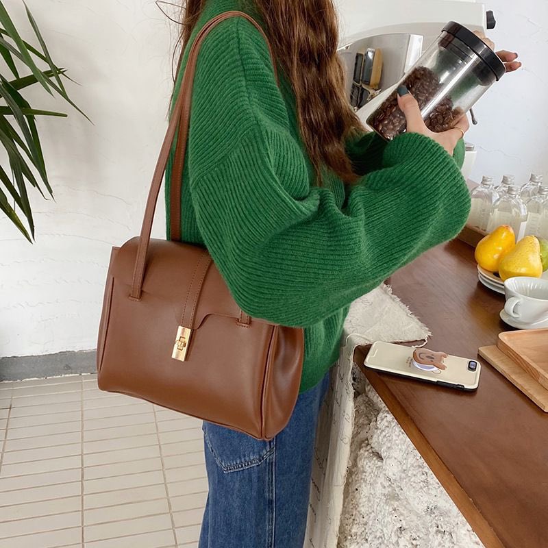 Bravo bag 390฿ พร้อมส่ง ส่งฟรี

มี2สี ดำ น้ำตาล ความยาวสาย 84cm ตัวปิดกระเป๋าเป็นแบบหมุนล็อค มีช่อง2ช่องใหญ่ด้านใน ใส่ของได้เยอะมากๆ size : 26x22x8cm

#รับคนละครึ่ง #กระเป๋าพร้อมส่ง