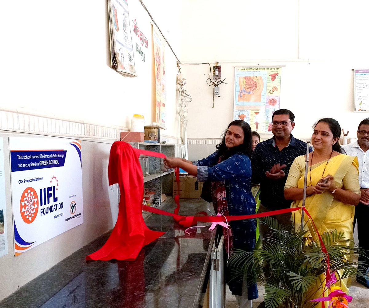 FoundationIifl's tweet photo. Installed solar panels at 25 schools at Wada #Palghar, Maharashtra, partnering with Green India Initiative Pvt. Ltd. @Madhujain1609 (Director - IIFL Foundation) handed over the solar system to authorities in presence of students &amp; teachers. @JainNirmal @venkataraman_27  #IIFL https://t.co/TRKYFAUAsN