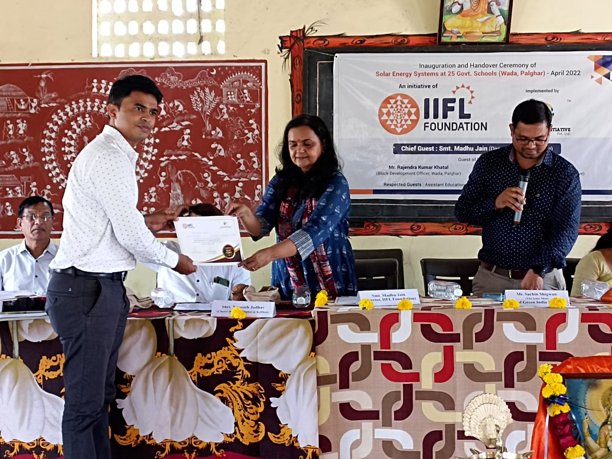 FoundationIifl's tweet photo. Installed solar panels at 25 schools at Wada #Palghar, Maharashtra, partnering with Green India Initiative Pvt. Ltd. @Madhujain1609 (Director - IIFL Foundation) handed over the solar system to authorities in presence of students &amp; teachers. @JainNirmal @venkataraman_27  #IIFL https://t.co/TRKYFAUAsN