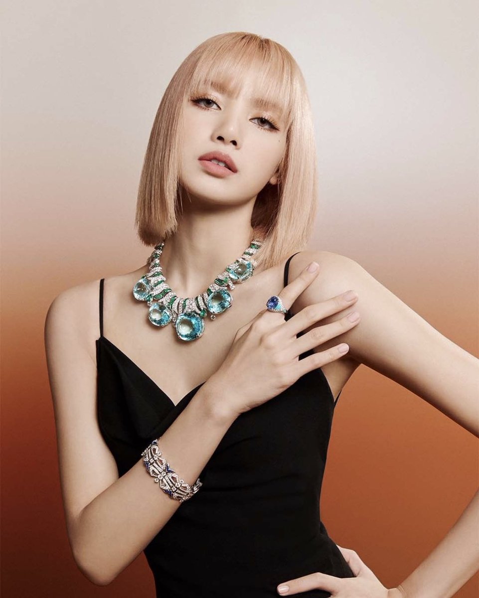 onlystanLISA's tweet photo. For fun, I’m doing this—
#LISAXBVLGARI
#LISAXMAGNIFICA
Hop in if you wanna laugh too 😂 https://t.co/iWEyUEMZAv